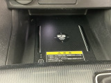 スマートフォンを置いたまま充電出来るワイヤレス充電器付きです!