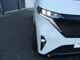 『LEDヘッドライト』通常のハロゲンライトに対して発光部分の発熱を抑えることで省電力につながる技術です。デザイン性も自由度が高いため、今後クルマのヘッドライトはLEDが主流になります☆