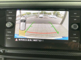 ギアをリバースに入れると車両後方の映像を映し出します。画面にはガイドラインが表示され、車庫入れや縦列駐車などの際に安全確認をサポートします。
