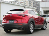 SUVであるCX-30のデザインコンセプトは「Sleek & Bold」。「Sleek(滑らかさ)」と「Bold(大胆さ)」をミックスさせ、クーペのような伸びやかな美しさとSUVらしい力強さの融合を目指しています。