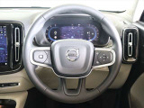 ステアリングはXC60などと同様の3本スポークですが、よりスポーティーなデザインとなっています ステアリングスイッチも充実しており、手を離すことなく機能を操作できます