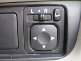 電動格納ドアミラーを装備しております。駐停車時や狭い路地でのすれ違い時などで便利です☆また、手元のスイッチで左右ガラス面の角度変更ができるため、お好みの角度に調整が可能です♪