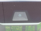 【ホンダセンシング】走行中に前方の車両等を認識し、衝突しそうな時は警報とブレーキで衝突回避と被害軽減をアシスト。より安全にドライブをお楽しみいただけます。
