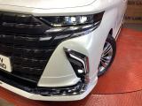【シーケンシャルターンランプ付きLEDヘッドライト】人気の『流れるウィンカー』付きのLEDヘッドライトを装備♪高級感はもちろん、点灯時は存在感たっぷりで他車からも認識されやすく安心です。