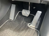 【ペダルレイアウト】 自然な踏み替えが可能な、オルガン式アクセルペダル、ブレーキペダル!オプションのアルミペダルが装備されています。