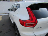 後方から見た際には、ワイドで安定感のあるスタンスを演出し、XC40ならではの存在感を放ちます。