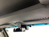 運転席・助手席の上にオーバーヘッドシェルフを装備しています。底がメッシュ形状のため中身が見えて取り出しも楽な頭上収納です。