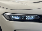 【LEDヘッドライト】悪天候や夜間走行時も良好な視界を確保し安心して運転できる高輝度LEDヘッドライトを装備!点灯速度が早く、消費電力も抑えられています。
