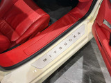 ドアを開けると、サイドシルがかなり広々作られていることに皆様驚かれます。車幅が203cmあるのでインテリアも広々作られております。
