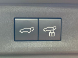 【パワーバックドア】スマートキーや運転席のボタンを押すだけでリアゲートが自動で開閉します!荷物を持っている時や、高い位置にあるバックドアを閉める際に便利な機能です♪
