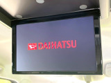 【フリップダウンモニター】大画面モニターで後席でもエンタメをお楽しみいただけます。小さなお子様にも大人気の装備です♪