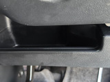 運転席周辺の収納も充実したドライバーズロアポケット。細かな使い勝手にも配慮されています。