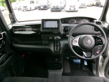 大きなフロントガラスで広々とした視界の運転席まわりです。