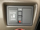 左側電動スライドドアは運転席からでも操作ができるように、ハンドル付近に開閉の操作スイッチが付いています。