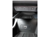 USBタイプA・タイプC・HDMI接続が可能です。Apple CarPlayやAndroid Auto連携機能もあります。携帯電話のワイヤレス充電にも対応。