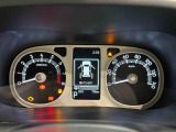 様々な車両情報を表示できるTFTマルチインフォメーションディスプレイを中央に配した視認性の高い大型2眼メーターです