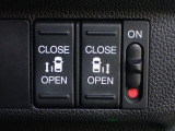 運転席からもスライドドアをボタン操作でスピーディーに開閉できます!またスマートキーでも操作できるので便利です。