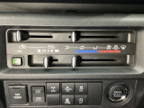 VSA装備車です。VSAはドライバーの操作と車の動きを見守っています。もし車の挙動が乱れたとき、4輪別々にブレーキをかけたり、エンジンパワーをしぼることによって車を安定させます。