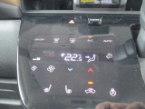 オートエアコンです。いつでも快適温度で運転が出来ますね。シートヒーターも付いています。