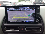 【バックカメラ】運転が苦手な方も車庫入れラクラク。ギアをリバースに入れれば自動的に切り換わりますので、面倒な操作は不要です。狭い駐車場も大切なお車を傷つけず安心です。