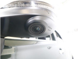 助手席側で見えにくい左前方の映像を、車内のマルチファンクションディスプレイに映し出します。前方への駐車や左寄せ、狭い道でのすれ違いなど、さまざまなシーンで安心して運転できる便利な機能です。