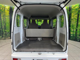積み下ろしのしやすいデッキにはたっぷりと荷物を積み込んでいただけます。遊びから仕事まで、様々なシーンで頼れます♪
