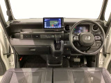 車内は光触媒抗菌消臭施工済です。インパネ周りはスタイリッシュなデザインで機能や装備も充実しています。グローブボックスやカップホルダーのほかにトレーなどたくさんの収納スペースが付いています。