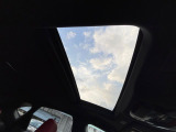 【サンルーフ】開放感たっぷりの希少装備、サンルーフが装着されています!車内に明かりを取り入れたり景色を楽しむ以外にも、車内の空気も簡単に換気できて快適です!