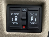【両側パワースライドドア】両側がパワースライドドアになっており、運転席のスイッチやスマートキーでも開閉が可能です!開口部も広いので乗り降りも楽々♪