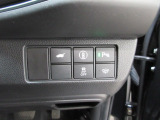パワーテールゲートの開閉、パーキングセンサーや横滑りを防ぐVSA等のスイッチ類は運転席の右側、手の届きやすい位置にあります。