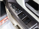 ディーラーでは保証整備渡しで、保証・整備代金は車両価格に含まれております。また諸費用も明瞭です。是非、お見積もりをご請求下さいませ。