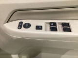 パワーウインドウは運転席でドア4枚とも上下の操作ができるようになっています。子供さんが勝手に操作できないようにロックすることも可能です。