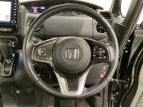 ハンドルにHondaセンシング系のクルーズコントロールやレーンキープアシストなどのスイッチと、オーディオの操作スイッチが装備されています。ハンドルから手を離さず安全に操作できます。