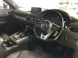 視線移動が少なくドライビングに専念できるコックピット。運転中に必要な「走行情報」とそれ以外の「便利・快適情報」を明確に分けてあるので情報を得る時に迷いを少なくしています。