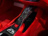 センターブリッジには、ハザードスイッチ、パワーウインド・スイッチなどが並びます。