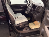 【ベンチシート】運転席と助手席の移動もスムーズ!狭い駐車場での乗り降りや、お子様の乗り降りにも便利です。座席の間にコンソールボックスやドリンクホルダーがないため、車内空間が広く感じます。