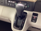 インパネシフトを採用しているので、前席の足元も広々としています。運転席と助手席の行き来もスムーズです!