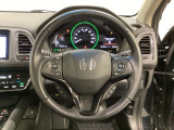 ハンドルにHondaセンシング系のクルーズコントロールやレーンキープアシストなどのスイッチと、オーディオの操作スイッチが装備されています。ハンドルから手を離さず安全に操作できます。