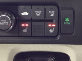 運転席と助手席にシートヒーターが付いています☆寒い時期に腰周りを温めてくれるので体全体が温まりやすいのは勿論、暖房と違い顔に風が当たらないので、乾燥肌やドライアイの方でも大丈夫☆