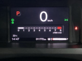 デジタル表示のスピードメーターとタコメーター、燃費やオドメーターなどの表示の他に、ホンダセンシング機能などの表示もできる多機能なマルチインフォメーション・ディスプレイです。