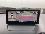 【360&deg;ビューモニター】  とても分かりやすい、クルマの上から見下ろしたような映像で、駐車サポートをしてくれます。