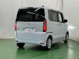 プライバシーガラスが装備されています。外を見るときには気にならずに、後方車両からは車内が見えにくくなってます