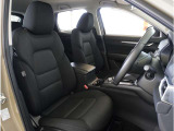 【清潔感のある運転席&助手席】隅々までクリーニングの行き届いた運転席&助手席。目立ったシミや汚れ等もございません。快適なドライブをどうぞ。