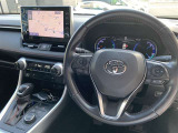 操作しやすいATシフトです。シフトチェンジを気にしなくてよいので運転だけに集中できますね。自然と手に届くところにある、手になじむ形状のシフトノブがいいですね。