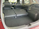 後席シートを倒すことで広々とした荷室になります。