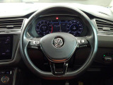 Volkswagen全車共通の上質な本革を使用した手触りのしっとりとしたステアリングです。唯一素肌が触れるハンドルは上位モデルと同じ握り心地になっております。
