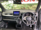 ご覧のように、視界が広く運転しやすいように設計されています。また、プラズマクラスター技術搭載フルオートエアコンで快適です。