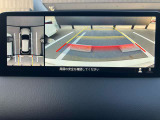 360度ビューカメラを搭載。4方の小型カメラの映像を処理し、車両真上からの映像に変換しています。