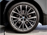 【BMWアロイホイル】軽量かつ強度に拘ったアロイホイル。走行性能ポテンシャルを引き出す設計。車の足元を引き締めてくれる大きなポイントはアロイホイルです。