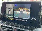 上から見下ろしているような視点で周囲が確認できるアラウンドビューモニターです。上から見下らしているような映像によって縦列駐車もラクラク、駐車が苦手な人の強い味方です!